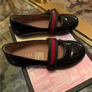 Gucci Black Patent Leather Flats with Signature Stripe